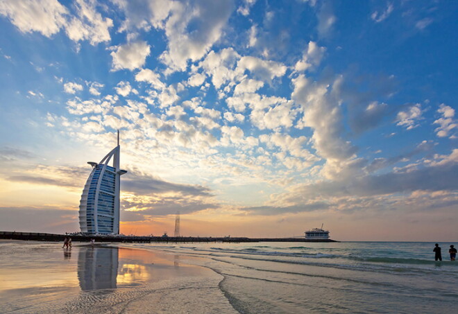 Sunset beaches in Dubai — Umm Suqeim view of Burj Al Arab
