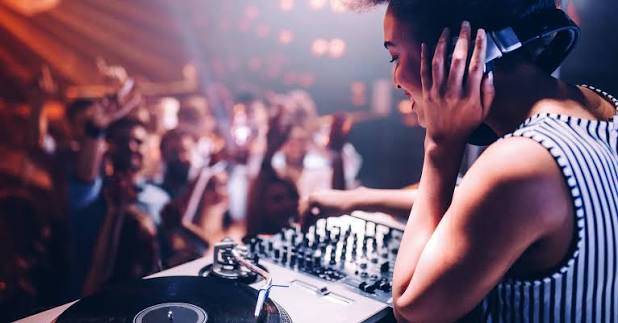 Dubai Nightlife Guide – DJ set at a Dubai nightclub