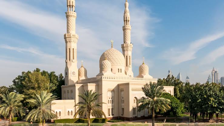 Jumeirah Mosque guided tour visitors, Jumeirah Beach Road
