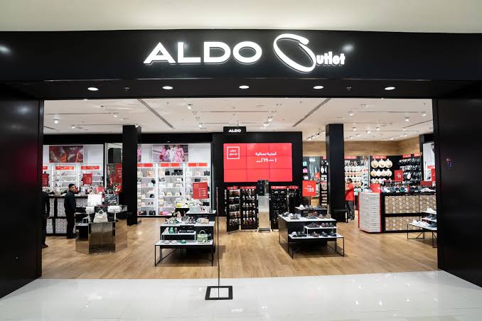 Outlet malls near Dubai storefront with discount signage